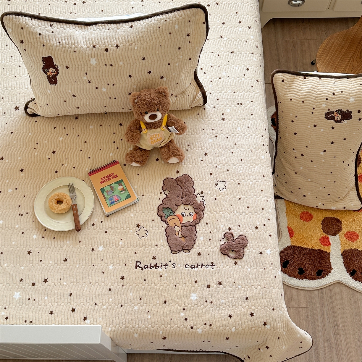 91家纺网 家纺一手货源 找家纺 暖生活 2025新款A类230克加厚牛奶绒贴布绣床盖三件套 胡萝卜星星人