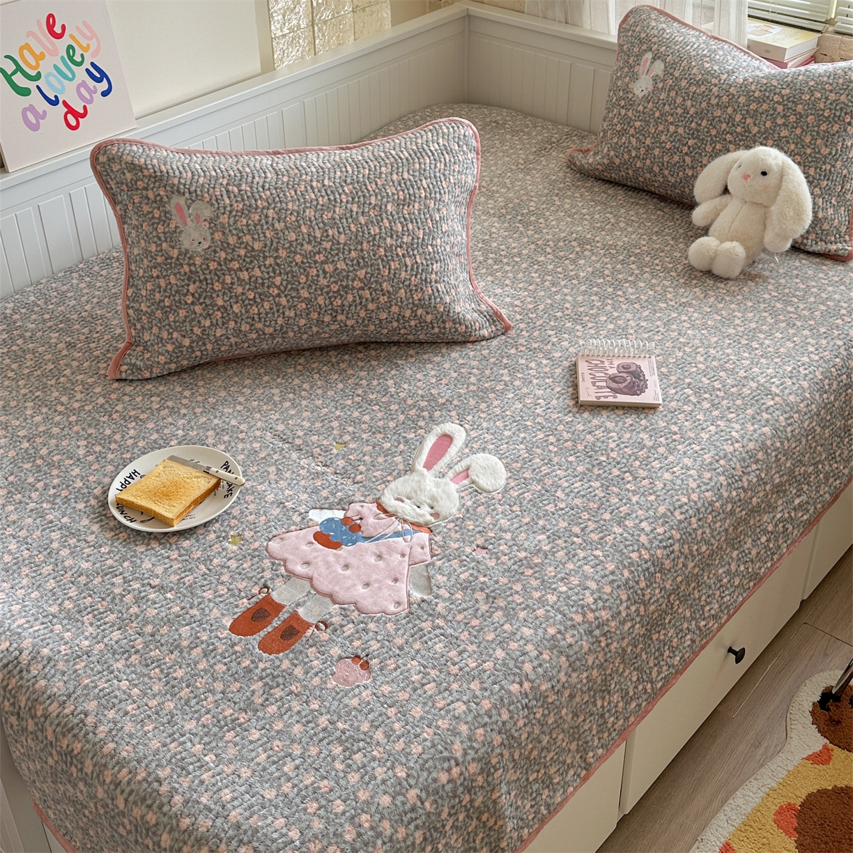 暖生活 2025新款A类230克加厚牛奶绒贴布绣床盖三件套 碎花小兔子