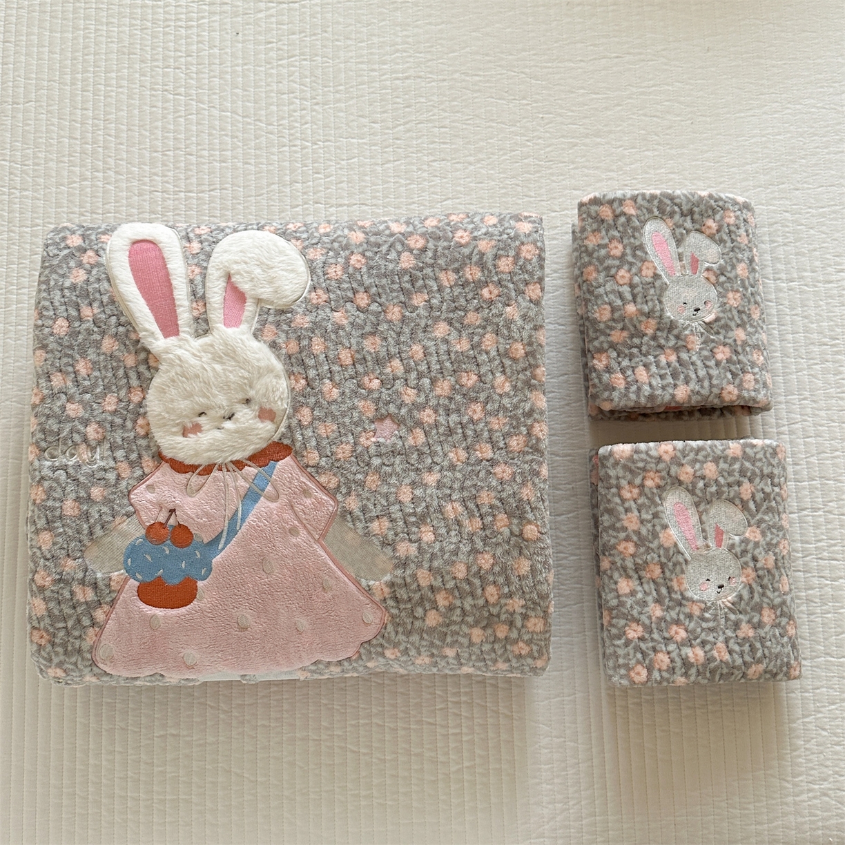 91家纺网 家纺一手货源 找家纺 暖生活 2025新款A类230克加厚牛奶绒贴布绣床盖三件套 碎花小兔子