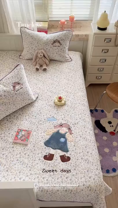 91家纺网 家纺一手货源 找家纺 暖生活 2025新款A类230克加厚牛奶绒贴布绣床盖三件套 碎花小女孩