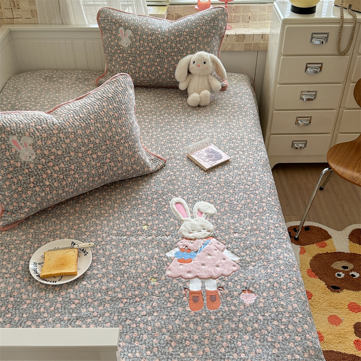 91家纺网 家纺一手货源 找家纺 暖生活 2025新款A类230克加厚牛奶绒贴布绣床盖三件套 碎花小兔子