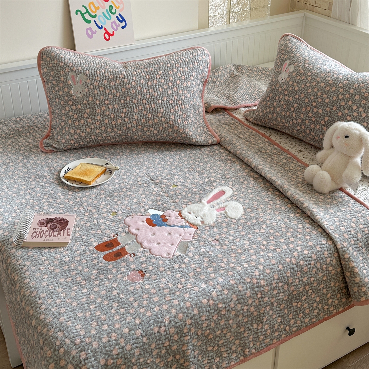 91家纺网 家纺一手货源 找家纺 暖生活 2025新款A类230克加厚牛奶绒贴布绣床盖三件套 碎花小兔子