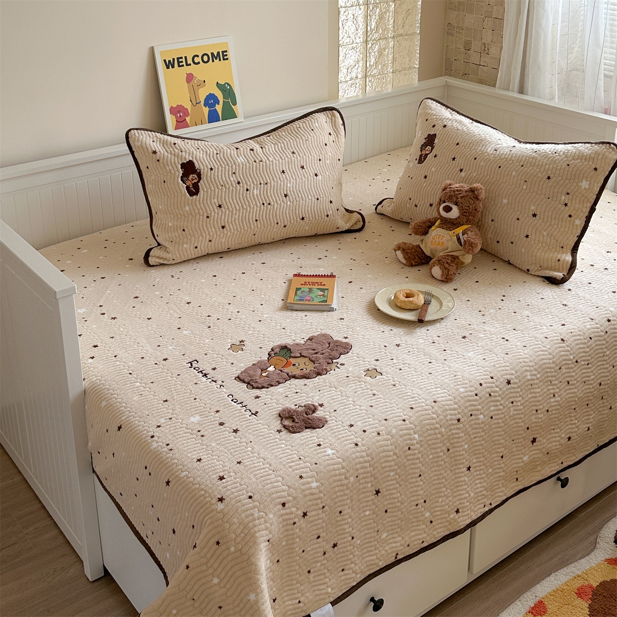 91家纺网 家纺一手货源 找家纺 暖生活 2025新款A类230克加厚牛奶绒贴布绣床盖三件套 胡萝卜星星人