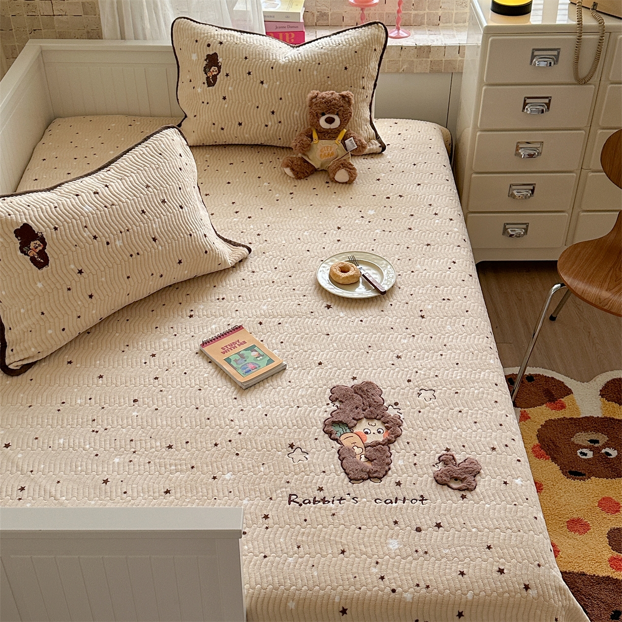 91家纺网 家纺一手货源 找家纺 暖生活 2025新款A类230克加厚牛奶绒贴布绣床盖三件套 胡萝卜星星人