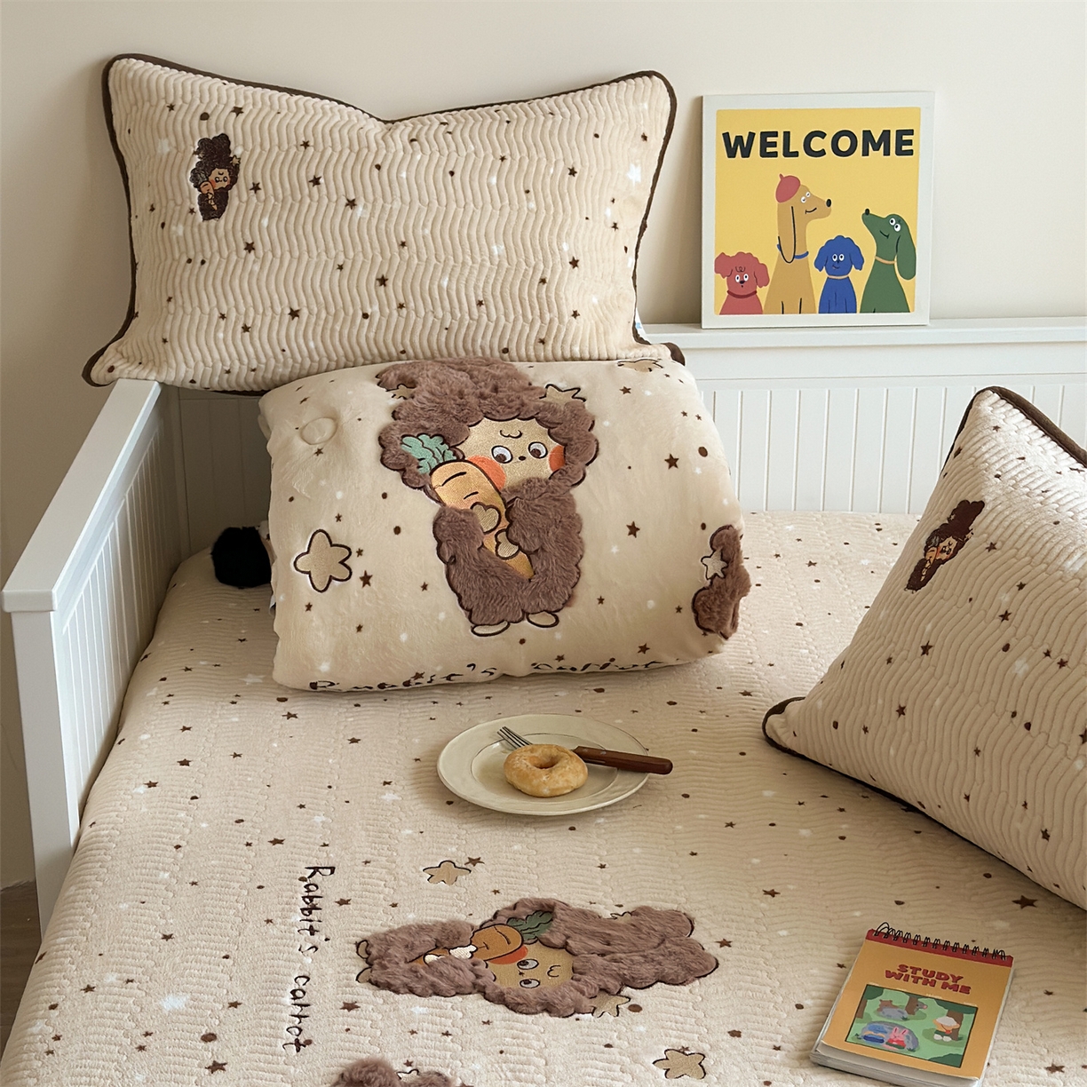 91家纺网 家纺一手货源 找家纺 暖生活 2025新款A类230克加厚牛奶绒贴布绣床盖三件套 胡萝卜星星人