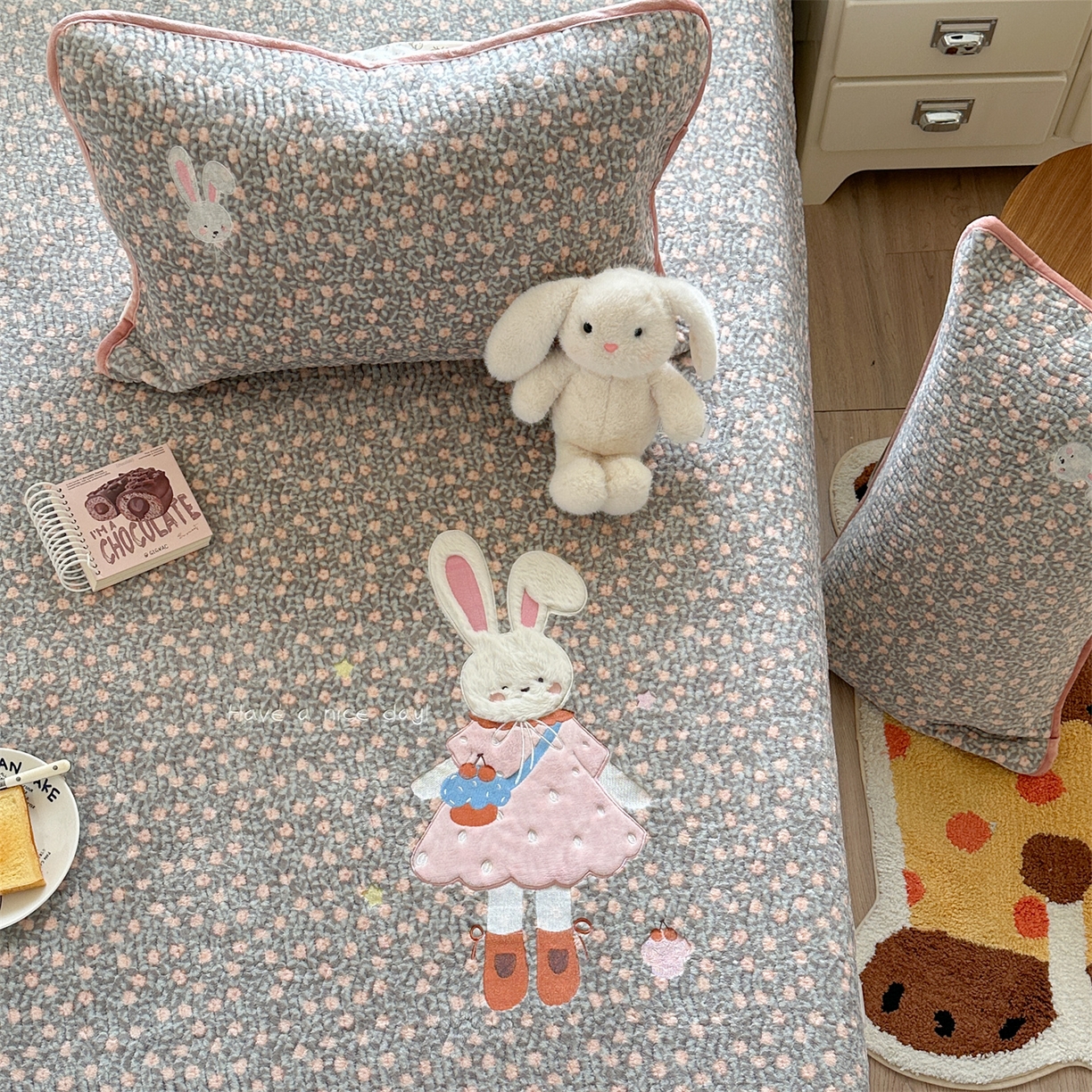 91家纺网 家纺一手货源 找家纺 暖生活 2025新款A类230克加厚牛奶绒贴布绣床盖三件套 碎花小兔子