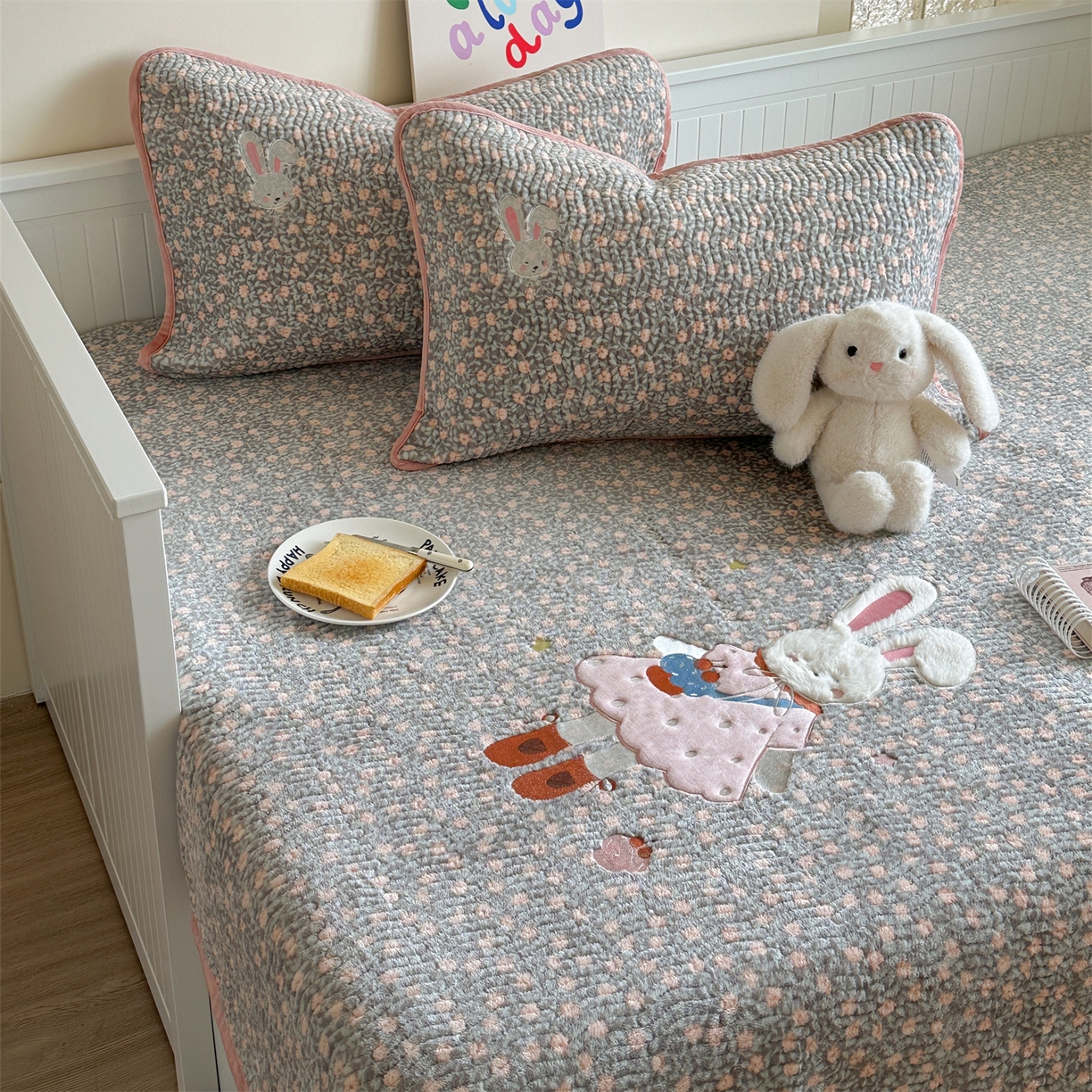 91家纺网 家纺一手货源 找家纺 暖生活 2025新款A类230克加厚牛奶绒贴布绣床盖三件套 碎花小兔子