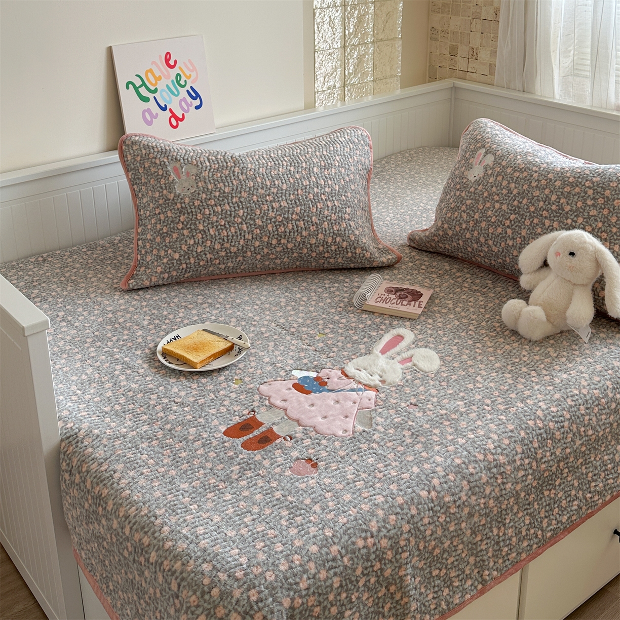 91家纺网 家纺一手货源 找家纺 暖生活 2025新款A类230克加厚牛奶绒贴布绣床盖三件套 碎花小兔子