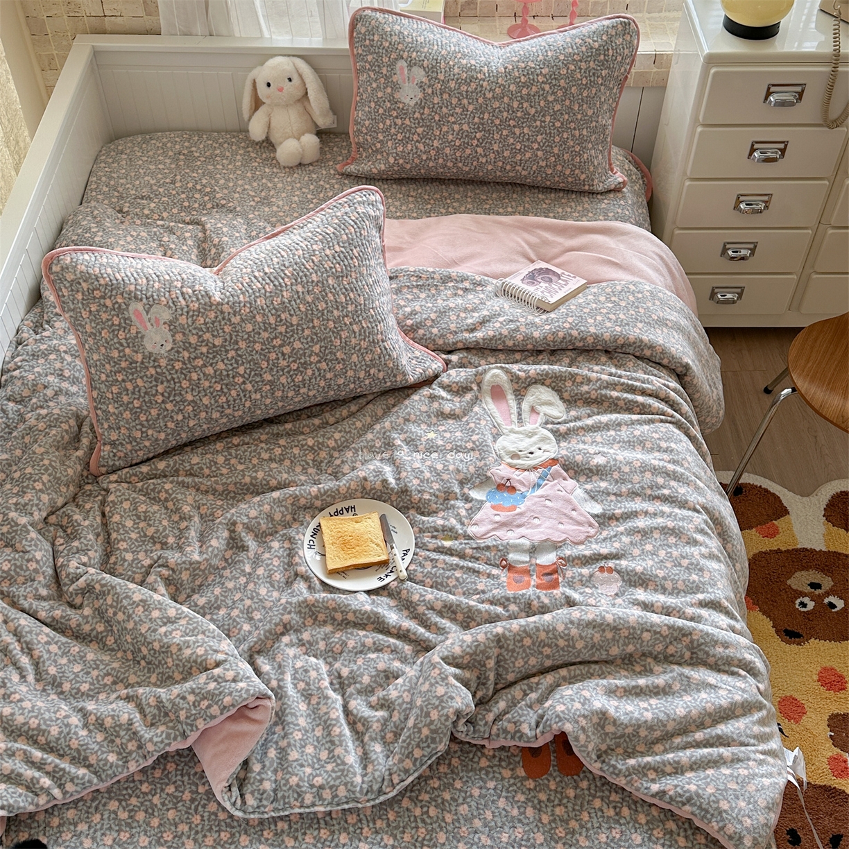 91家纺网 家纺一手货源 找家纺 暖生活 2025新款A类230克加厚牛奶绒贴布绣床盖三件套 碎花小兔子