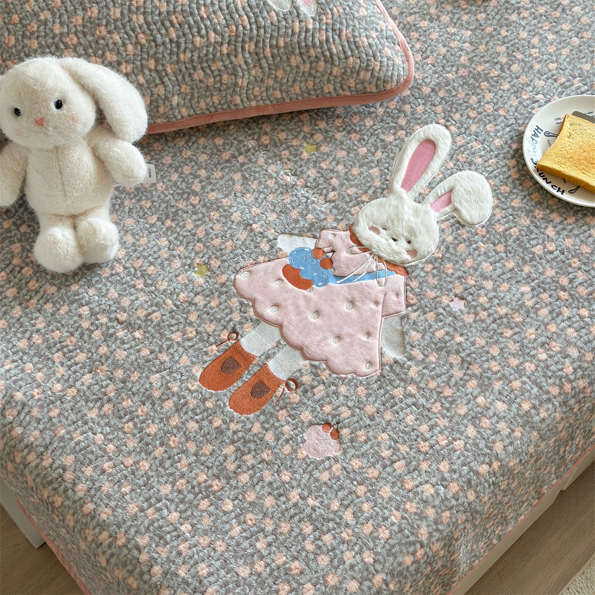 91家纺网 家纺一手货源 找家纺 暖生活 2025新款A类230克加厚牛奶绒贴布绣床盖三件套 碎花小兔子