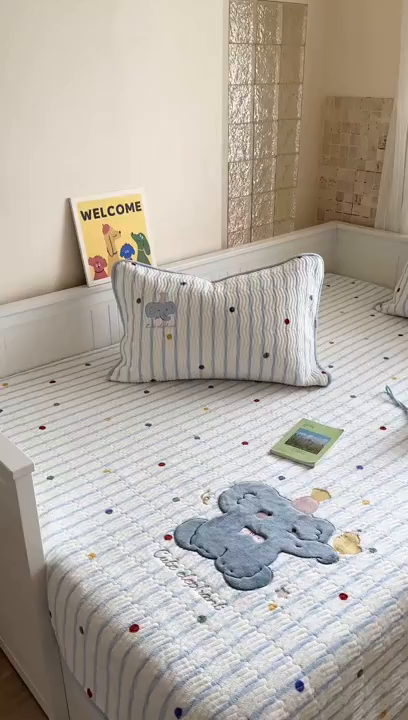 91家纺网 家纺一手货源 找家纺 暖生活 2025新款A类230克加厚牛奶绒贴布绣床盖三件套 小蓝象