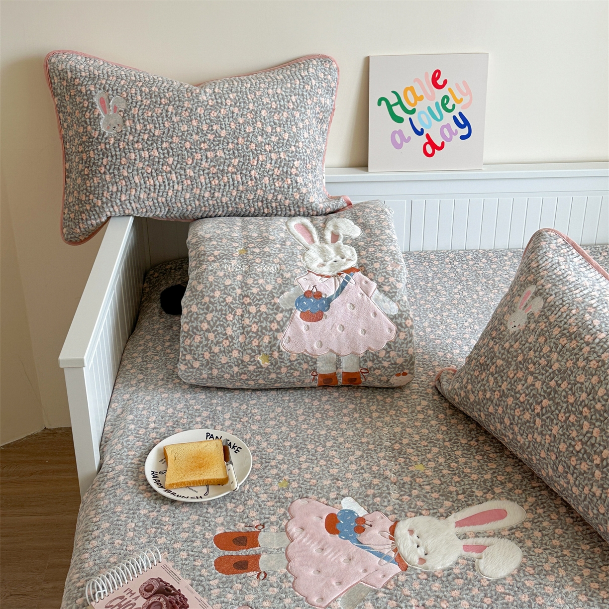 91家纺网 家纺一手货源 找家纺 暖生活 2025新款A类230克加厚牛奶绒贴布绣床盖三件套 碎花小兔子