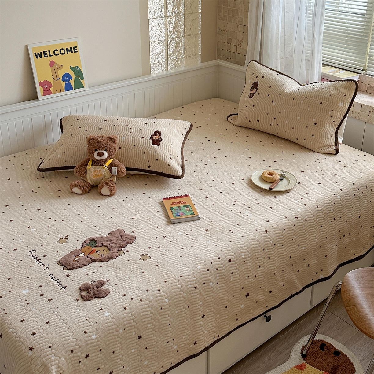 91家纺网 家纺一手货源 找家纺 暖生活 2025新款A类230克加厚牛奶绒贴布绣床盖三件套 胡萝卜星星人