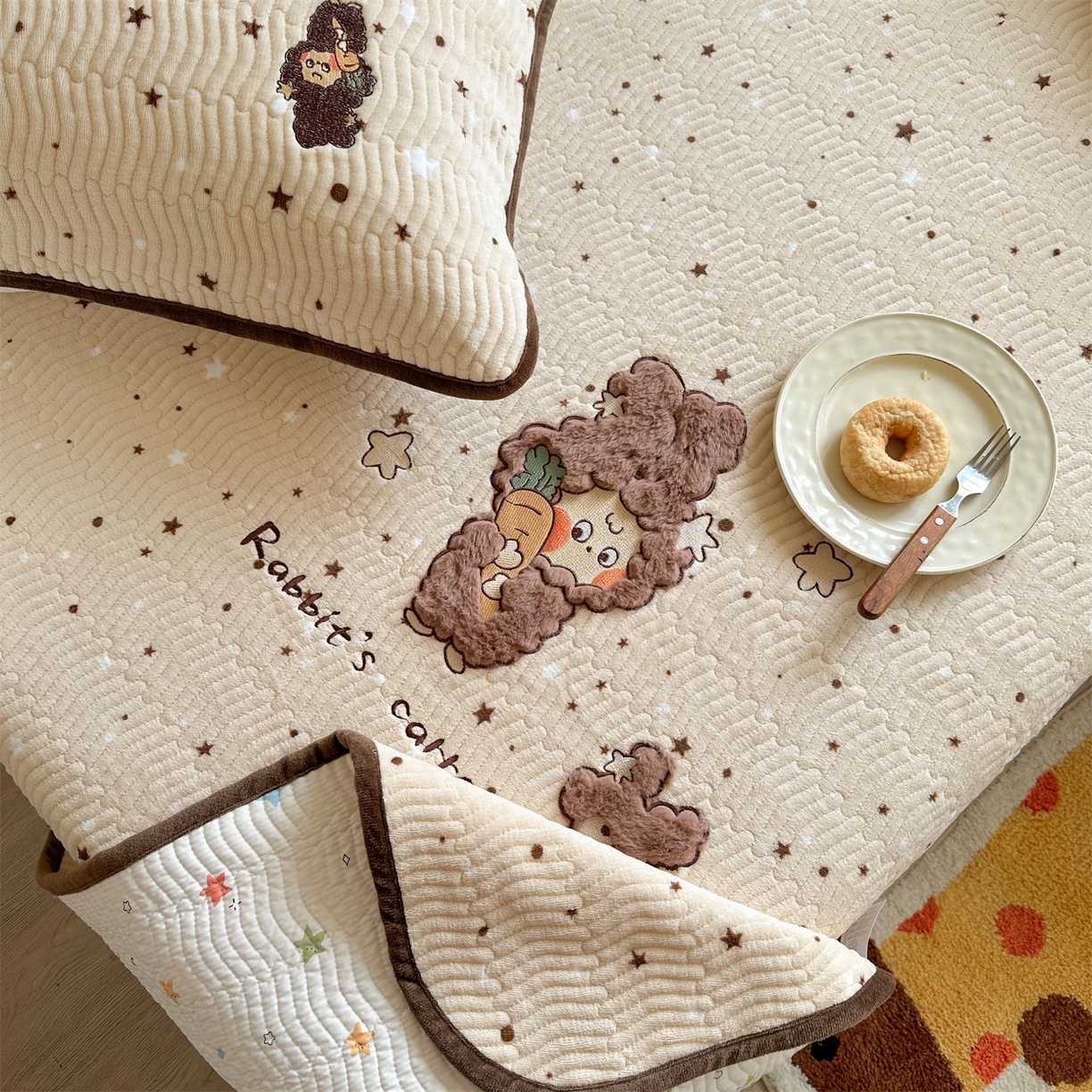 91家纺网 家纺一手货源 找家纺 暖生活 2025新款A类230克加厚牛奶绒贴布绣床盖三件套 胡萝卜星星人