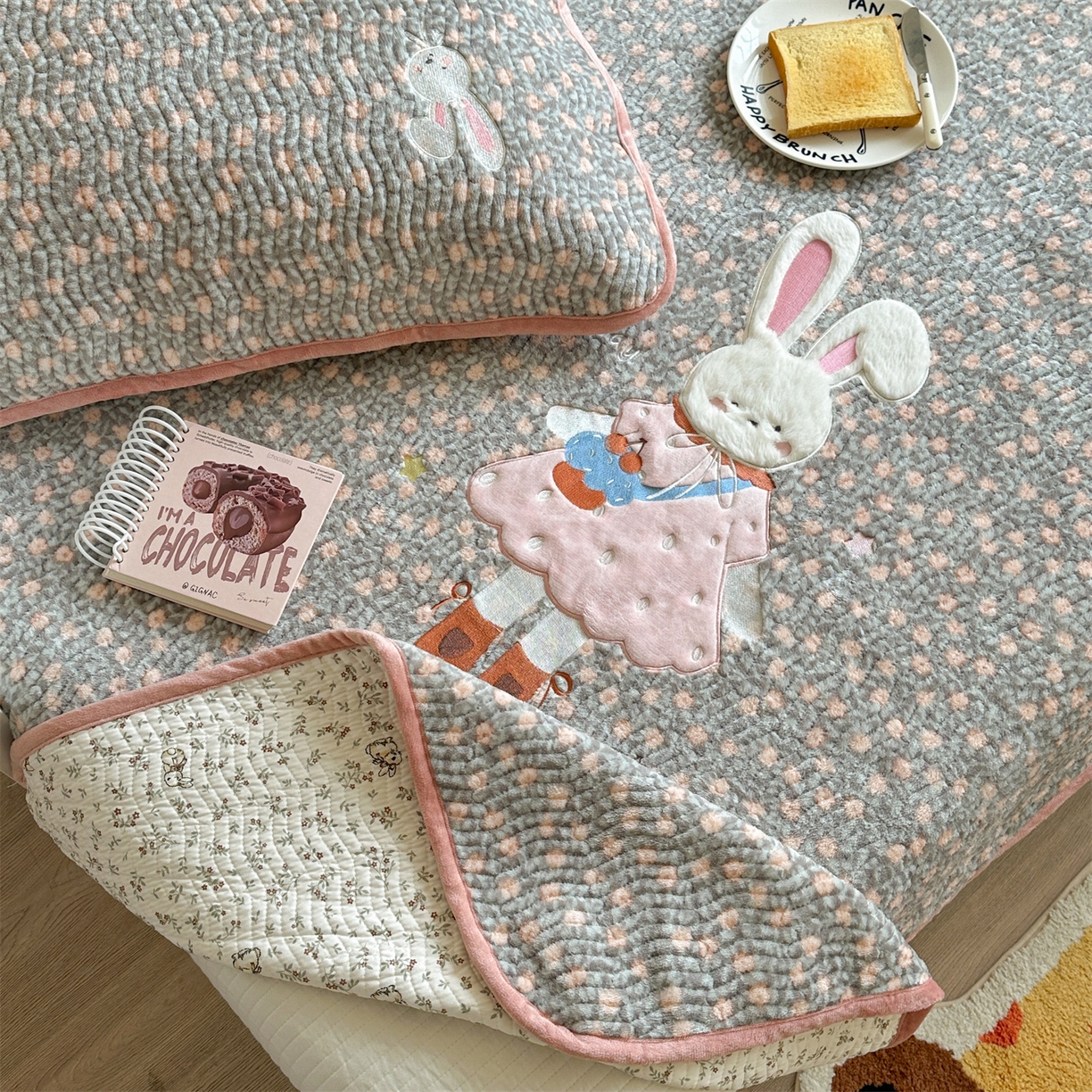 91家纺网 家纺一手货源 找家纺 暖生活 2025新款A类230克加厚牛奶绒贴布绣床盖三件套 碎花小兔子