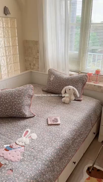 91家纺网 家纺一手货源 找家纺 暖生活 2025新款A类230克加厚牛奶绒贴布绣床盖三件套 碎花小兔子