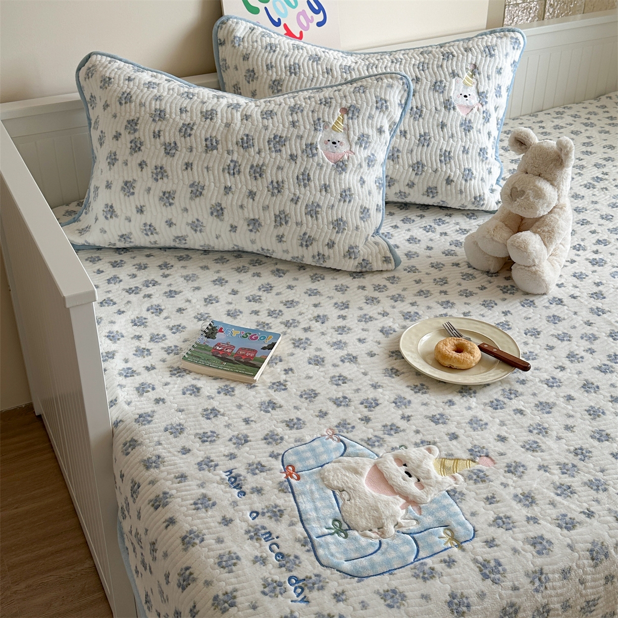 91家纺网 家纺一手货源 找家纺 暖生活 2025新款A类230克加厚牛奶绒贴布绣床盖三件套 沙发小白狗