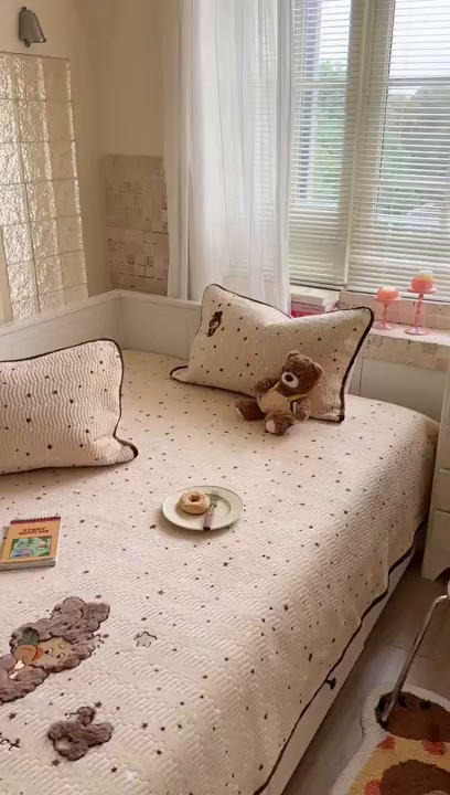 91家纺网 家纺一手货源 找家纺 暖生活 2025新款A类230克加厚牛奶绒贴布绣床盖三件套 胡萝卜星星人