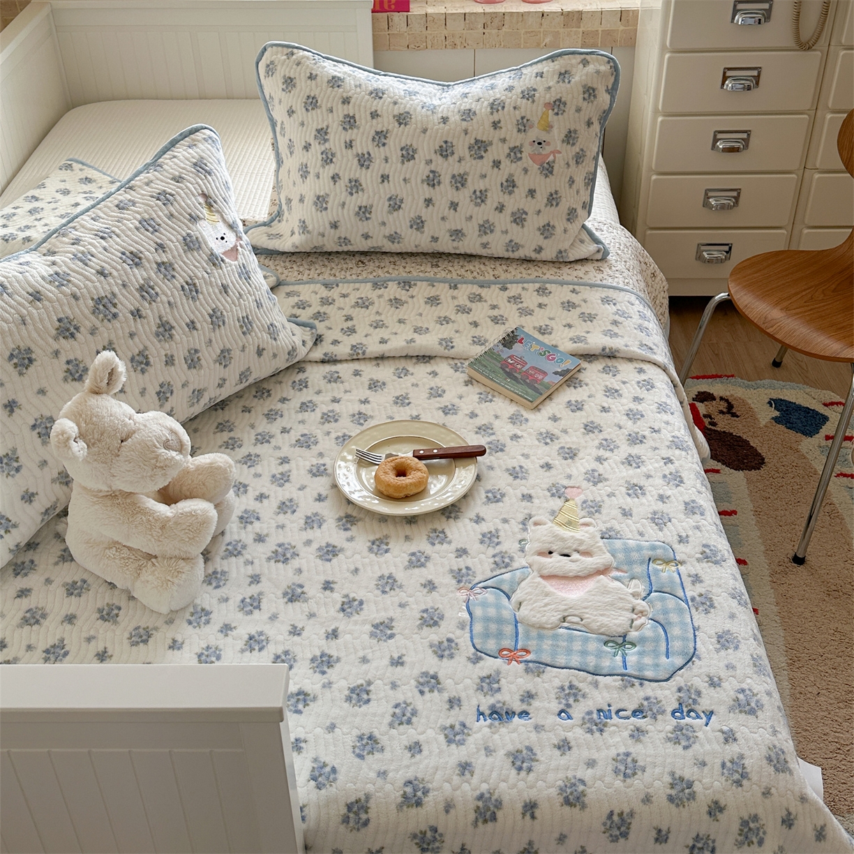 91家纺网 家纺一手货源 找家纺 暖生活 2025新款A类230克加厚牛奶绒贴布绣床盖三件套 沙发小白狗