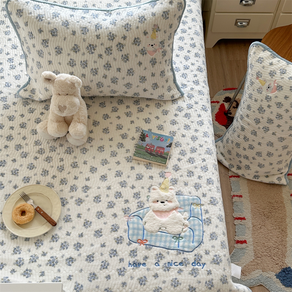 91家纺网 家纺一手货源 找家纺 暖生活 2025新款A类230克加厚牛奶绒贴布绣床盖三件套 沙发小白狗