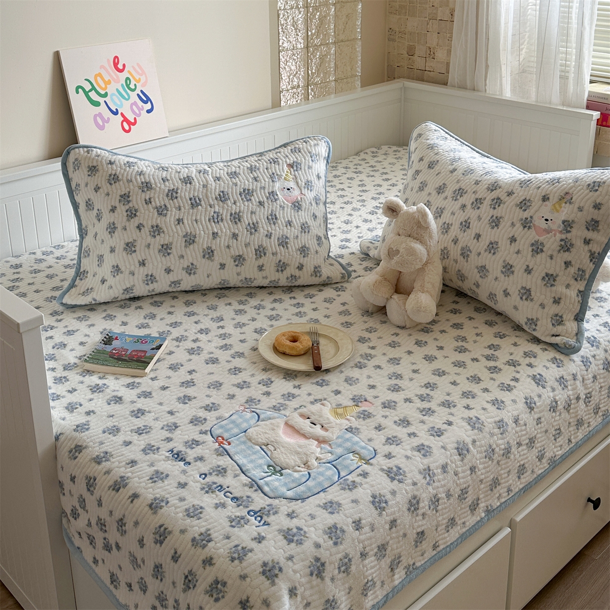 91家纺网 家纺一手货源 找家纺 暖生活 2025新款A类230克加厚牛奶绒贴布绣床盖三件套 沙发小白狗