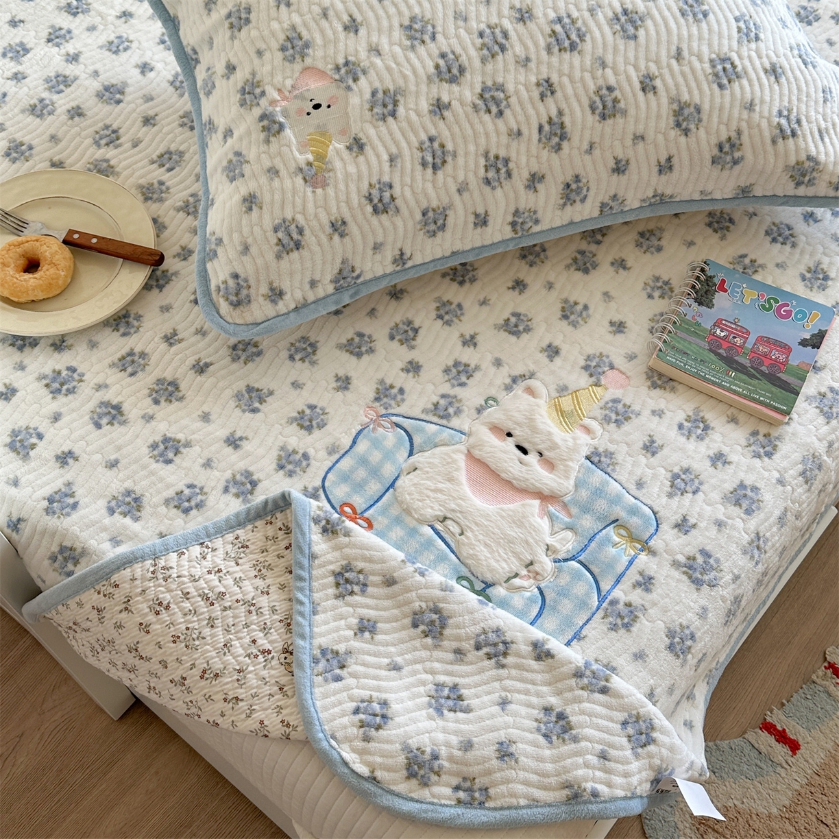 91家纺网 家纺一手货源 找家纺 暖生活 2025新款A类230克加厚牛奶绒贴布绣床盖三件套 沙发小白狗