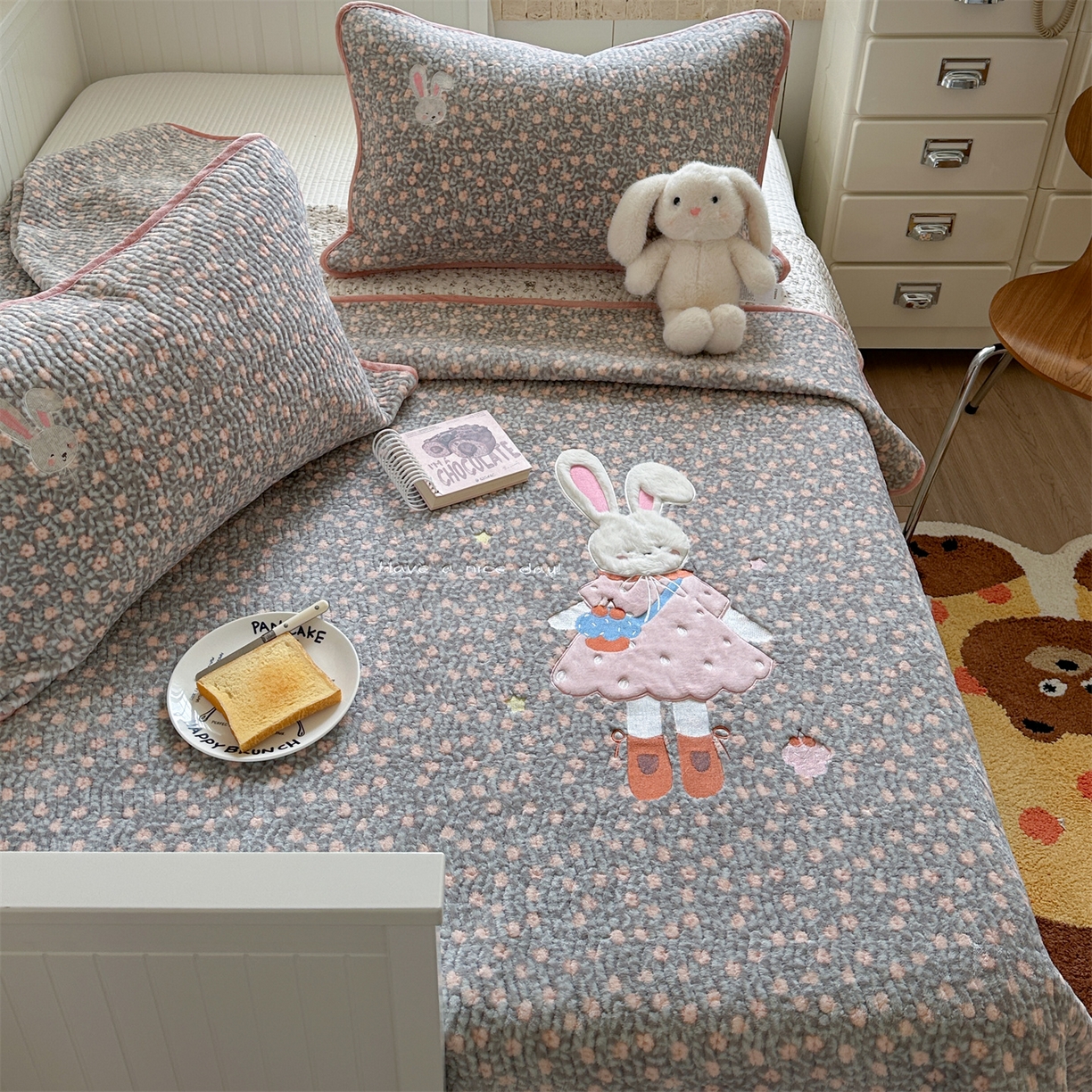 91家纺网 家纺一手货源 找家纺 暖生活 2025新款A类230克加厚牛奶绒贴布绣床盖三件套 碎花小兔子