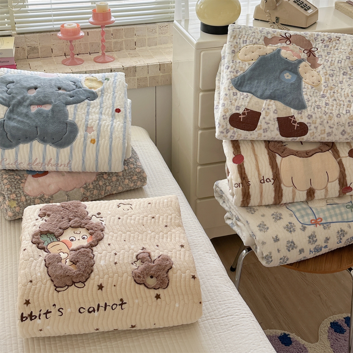 91家纺网 家纺一手货源 找家纺 暖生活 2025新款A类230克加厚牛奶绒贴布绣床盖三件套 组合