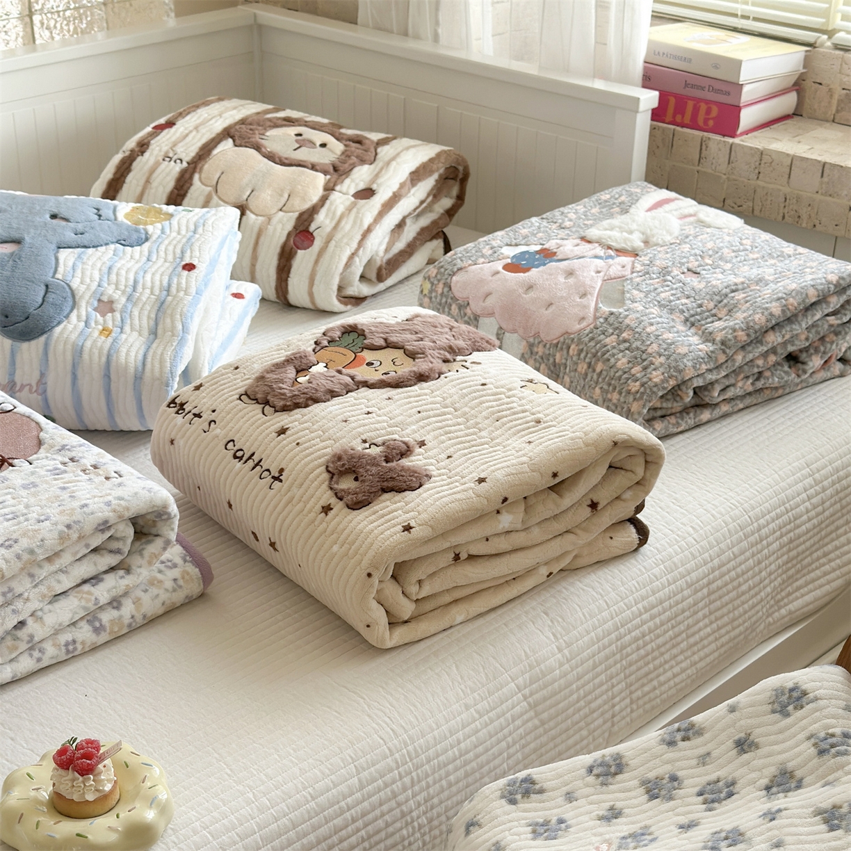 91家纺网 家纺一手货源 找家纺 暖生活 2025新款A类230克加厚牛奶绒贴布绣床盖三件套 组合