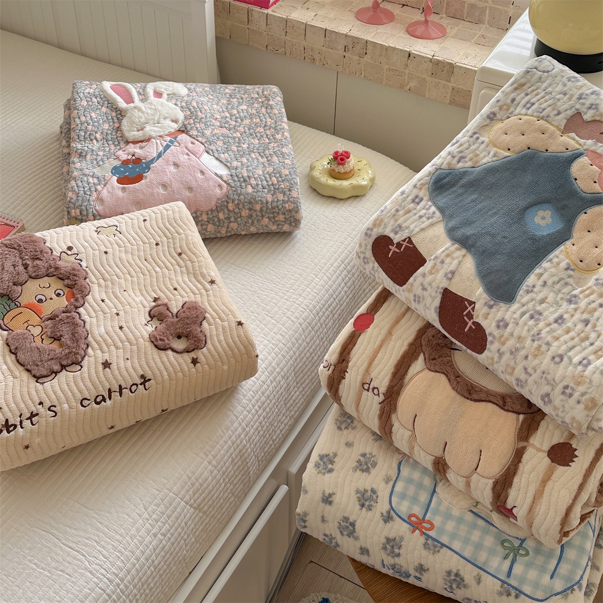 91家纺网 家纺一手货源 找家纺 暖生活 2025新款A类230克加厚牛奶绒贴布绣床盖三件套 组合