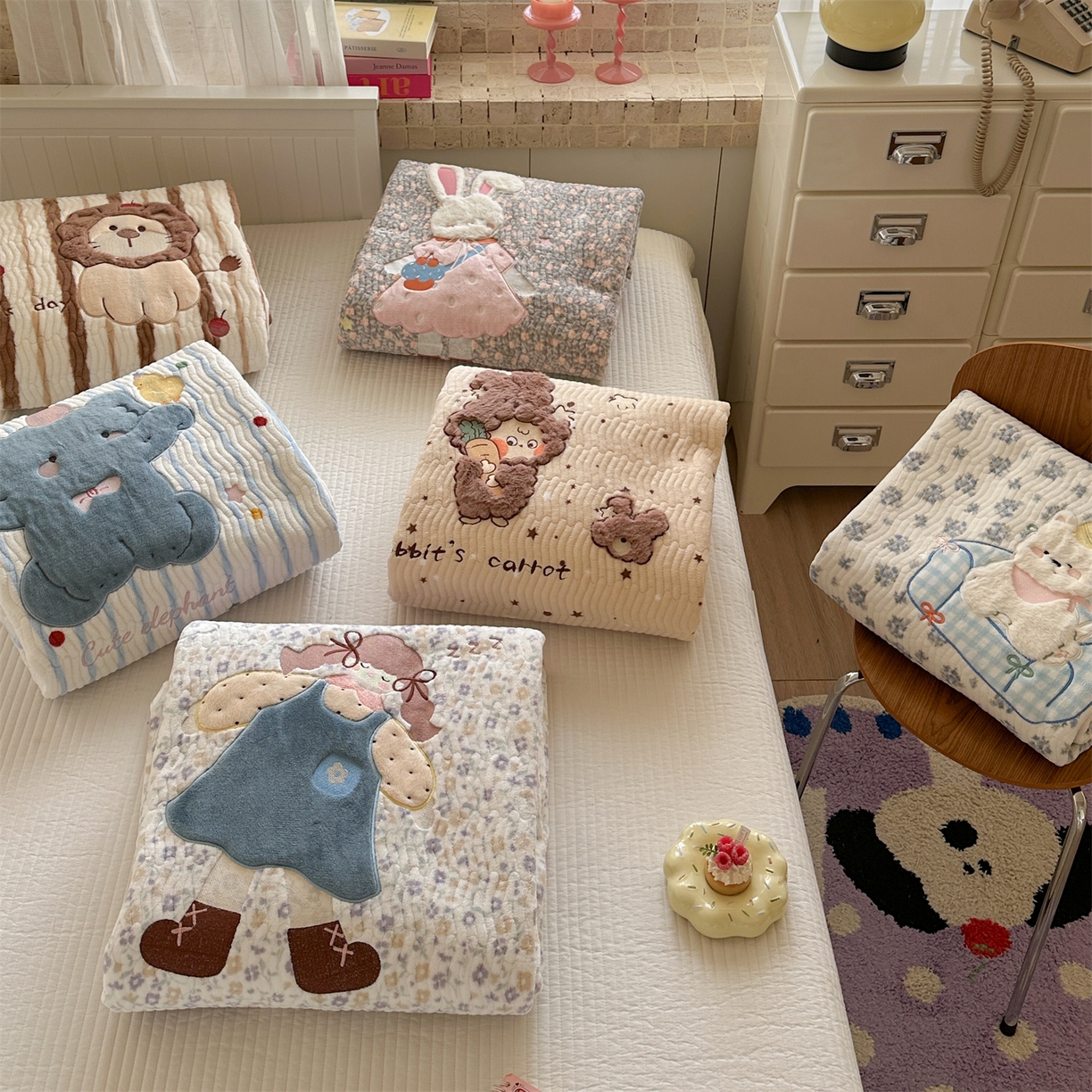 91家纺网 家纺一手货源 找家纺 暖生活 2025新款A类230克加厚牛奶绒贴布绣床盖三件套 组合