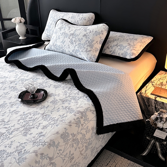 91家纺网 家纺一手货源 找家纺 卡罗兰 2025新款加绒加厚牛奶绒床盖 滕蔓-蓝