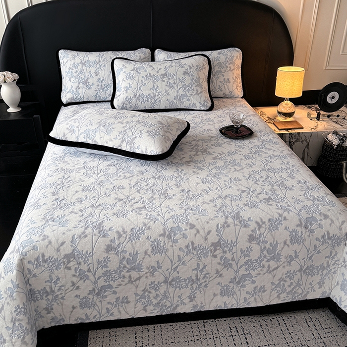 91家纺网 家纺一手货源 找家纺 卡罗兰 2025新款加绒加厚牛奶绒床盖 滕蔓-蓝