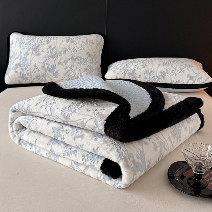 91家纺网 家纺一手货源 找家纺 卡罗兰 2025新款加绒加厚牛奶绒床盖 滕蔓-蓝