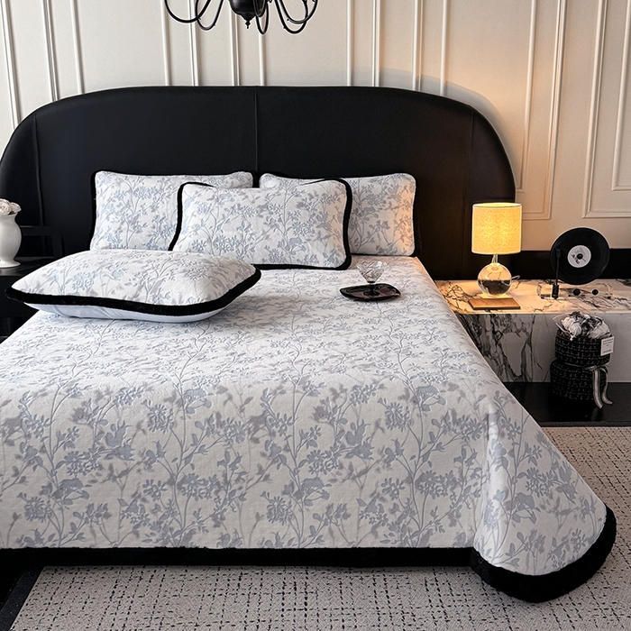 91家纺网 家纺一手货源 找家纺 卡罗兰 2025新款加绒加厚牛奶绒床盖 滕蔓-蓝