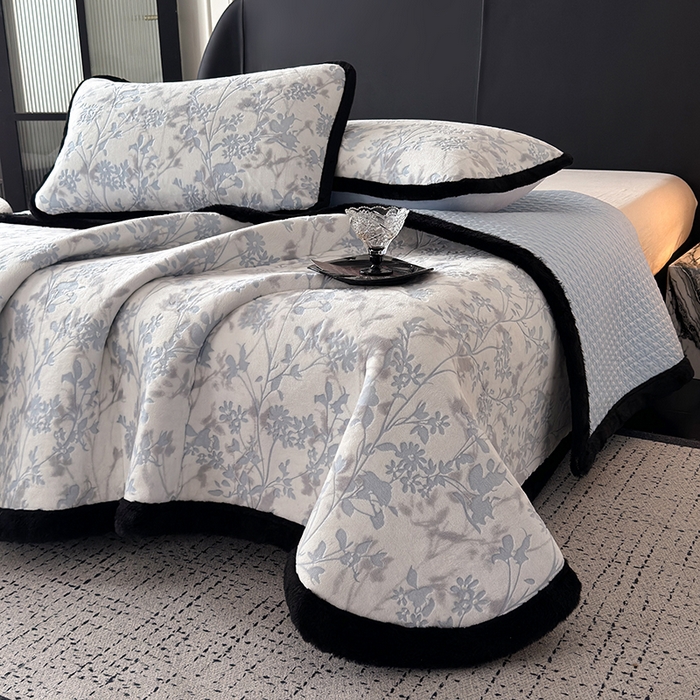 91家纺网 家纺一手货源 找家纺 卡罗兰 2025新款加绒加厚牛奶绒床盖 滕蔓-蓝