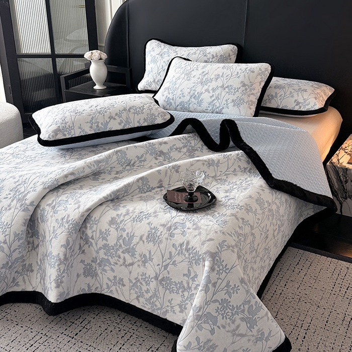 91家纺网 家纺一手货源 找家纺 卡罗兰 2025新款加绒加厚牛奶绒床盖 滕蔓-蓝