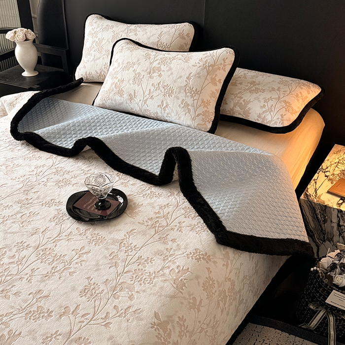 91家纺网 家纺一手货源 找家纺 卡罗兰 2025新款加绒加厚牛奶绒床盖 滕蔓-咖