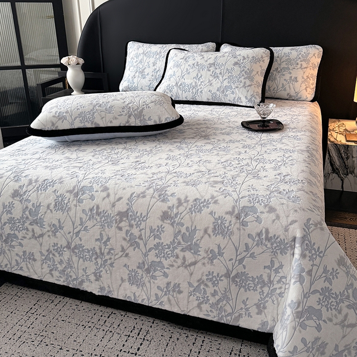 91家纺网 家纺一手货源 找家纺 卡罗兰 2025新款加绒加厚牛奶绒床盖 滕蔓-蓝