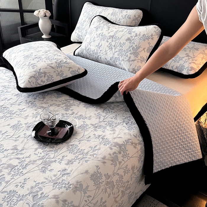 91家纺网 家纺一手货源 找家纺 卡罗兰 2025新款加绒加厚牛奶绒床盖 滕蔓-蓝