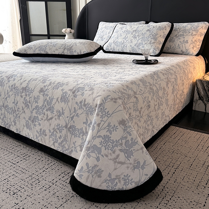 91家纺网 家纺一手货源 找家纺 卡罗兰 2025新款加绒加厚牛奶绒床盖 滕蔓-蓝