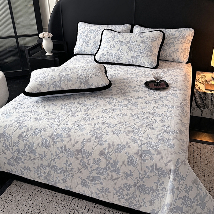 91家纺网 家纺一手货源 找家纺 卡罗兰 2025新款加绒加厚牛奶绒床盖 滕蔓-蓝