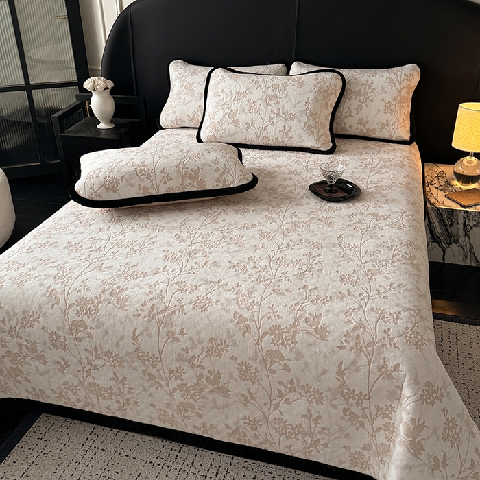 91家纺网 家纺一手货源 找家纺 卡罗兰 2025新款加绒加厚牛奶绒床盖 滕蔓-咖