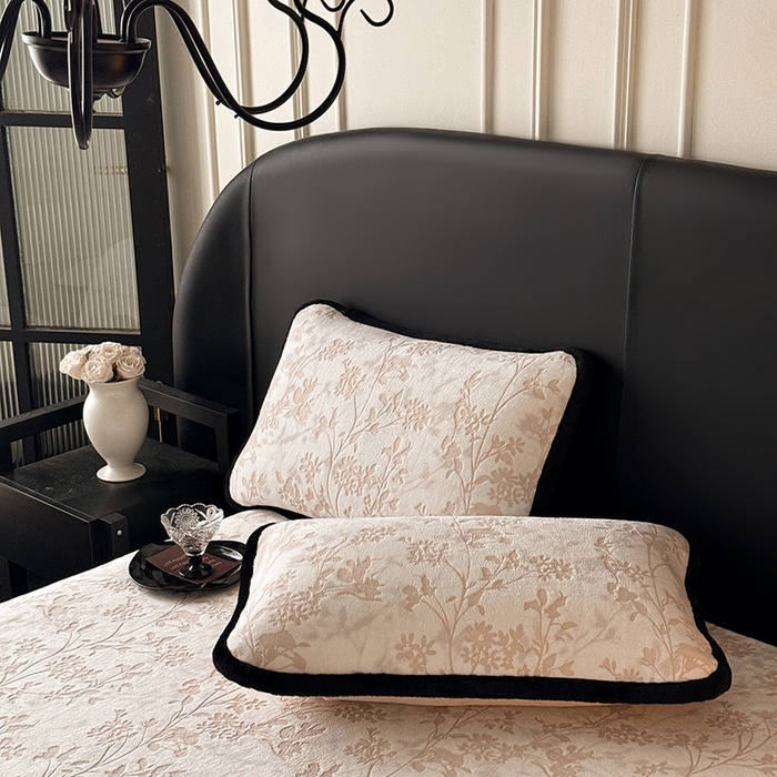 91家纺网 家纺一手货源 找家纺 卡罗兰 2025新款加绒加厚牛奶绒床盖 滕蔓-咖