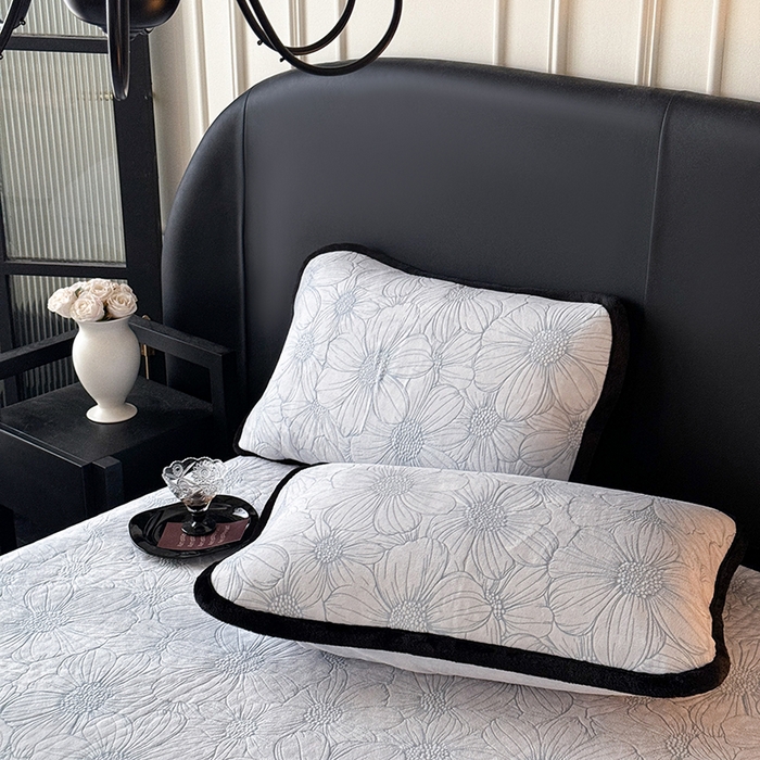 91家纺网 家纺一手货源 找家纺 卡罗兰 2025新款加绒加厚牛奶绒床盖 向阳花-蓝