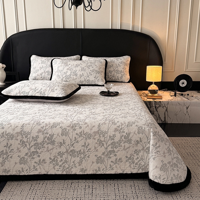 91家纺网 家纺一手货源 找家纺 卡罗兰 2025新款加绒加厚牛奶绒床盖 滕蔓-灰