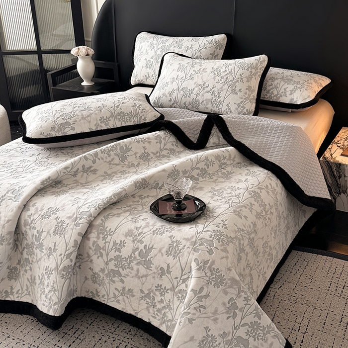 91家纺网 家纺一手货源 找家纺 卡罗兰 2025新款加绒加厚牛奶绒床盖 滕蔓-灰