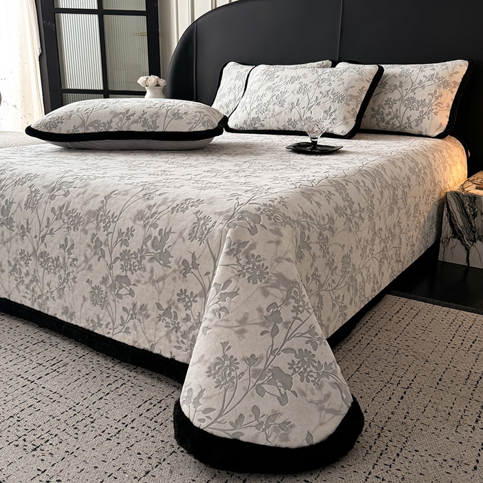 91家纺网 家纺一手货源 找家纺 卡罗兰 2025新款加绒加厚牛奶绒床盖 滕蔓-灰