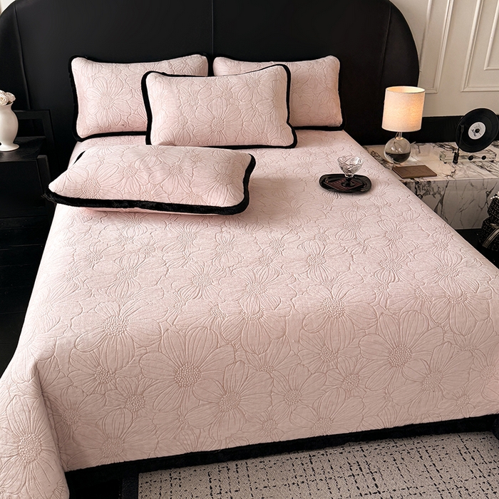 91家纺网 家纺一手货源 找家纺 卡罗兰 2025新款加绒加厚牛奶绒床盖 向阳花-粉