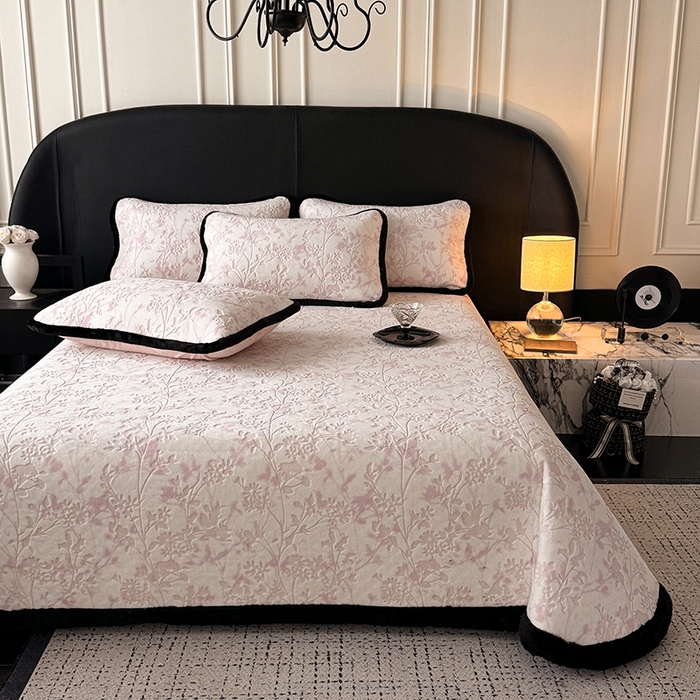 91家纺网 家纺一手货源 找家纺 卡罗兰 2025新款加绒加厚牛奶绒床盖 滕蔓-粉